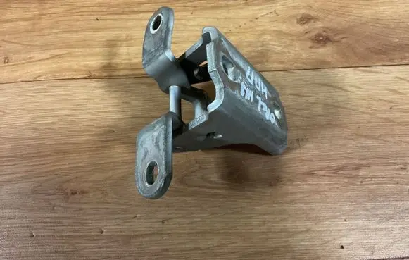 Opel Insignia A Front door lower hinge A046574