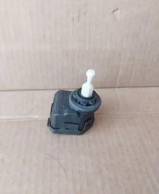 Headlight level adjustment motor