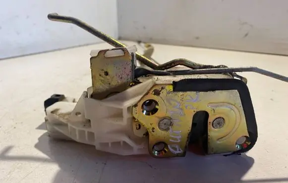 Mitsubishi Outlander Front door lock