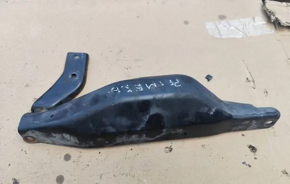 Nissan Primera Gearbox mounting bracket 