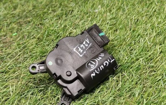 Volkswagen Tiguan Air flap motor/actuator 5Q0907511H