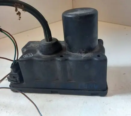 Audi 80 90 B2 Central locking vacuum pump 443862257C