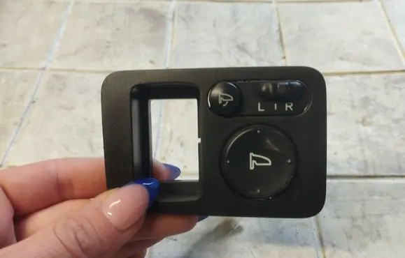 Honda CR-V Wing mirror switch M33212