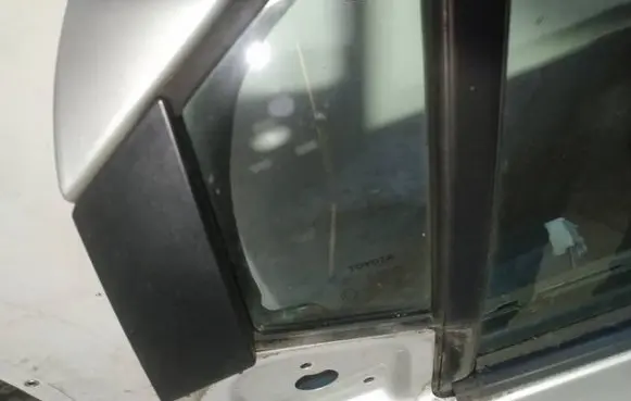 Toyota Yaris Front door vent window glass four-door as2