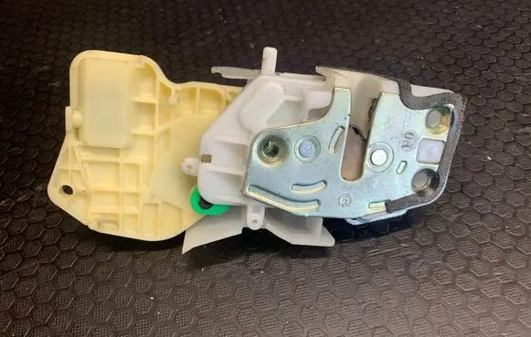 Honda CR-V Rear door lock 051107