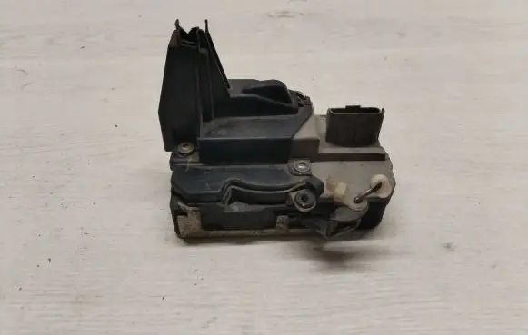 Peugeot 307 Front door lock (next to the handle) 
