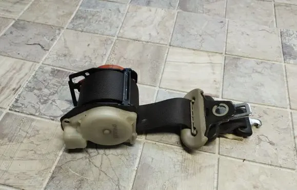 Toyota Corolla Verso E121 Middle seatbelt (rear) 