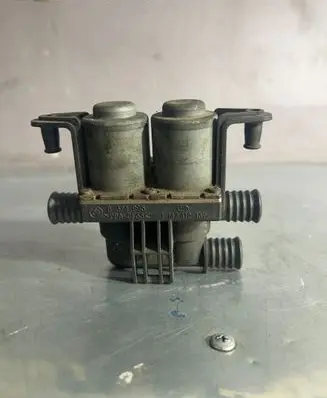 BMW 5 E39 Coolant heater control valve 8374995
