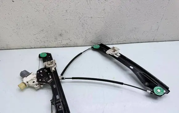 BMW 1 E81 E87 Front door window regulator with motor 7067796