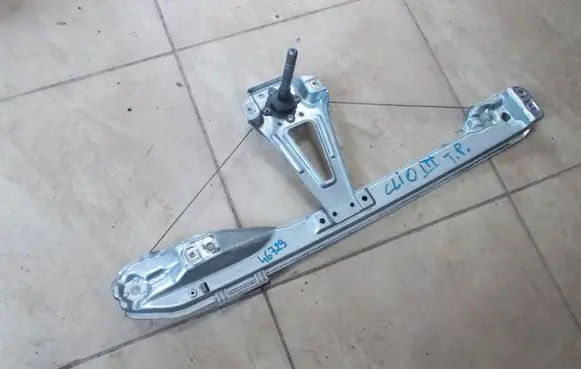 Rear door manual window regulator