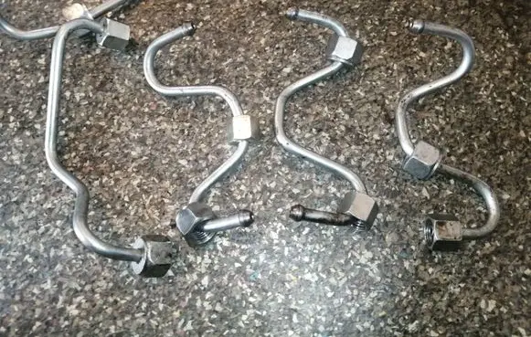 Fuel injector supply line/pipe