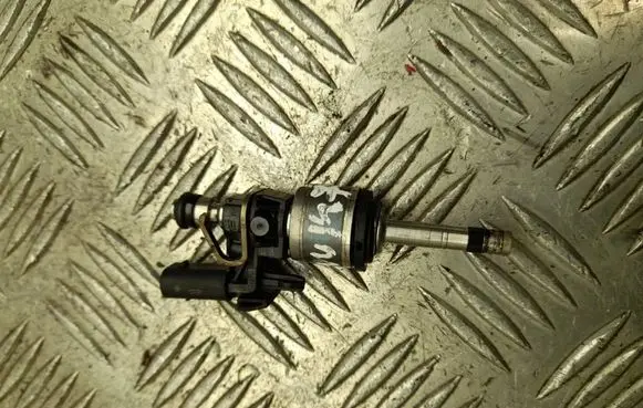 Volkswagen Taigo Fuel injector 05C036E