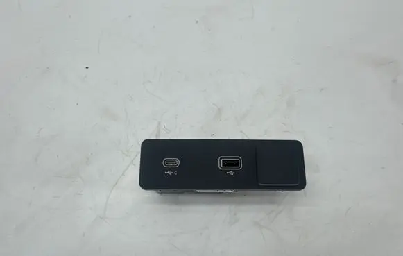 Jaguar XE USB socket connector L8B219E110CD