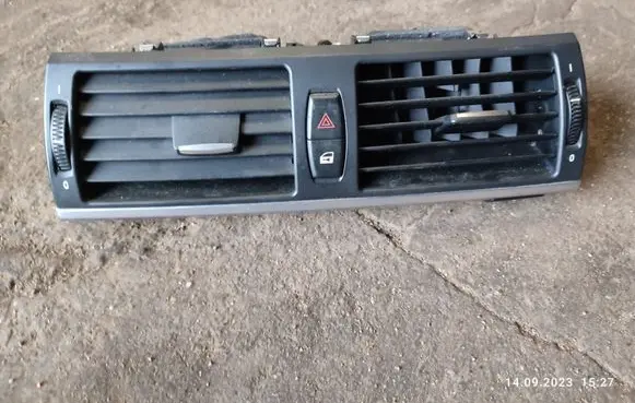 BMW X5 E70 Dash center air vent grill 9210705