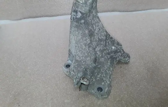 BMW 1 E81 E87 Engine mounting bracket 6781916