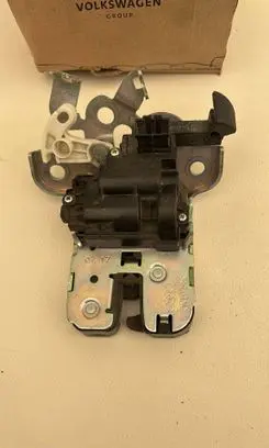Audi A3 S3 8V Tailgate/trunk/boot lock/catch/latch 8R0827505A