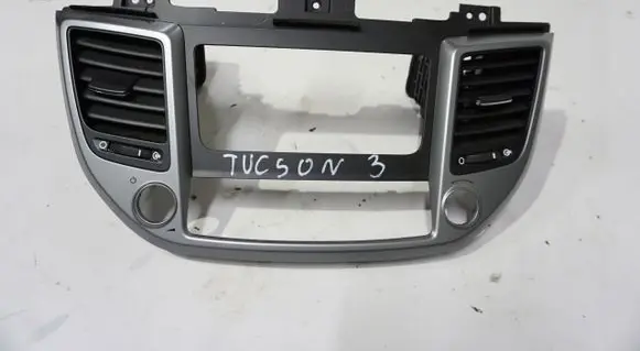 Hyundai Tucson TL Radio/GPS head unit trim DESKAKONSOLA