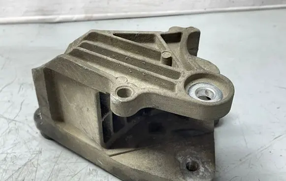 Opel Insignia B Engine mount bracket 84093828