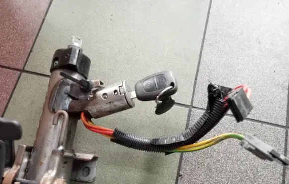 Opel Vivaro Ignition lock 000
