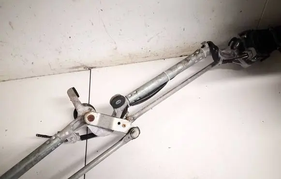 Honda CR-V Front wiper linkage and motor