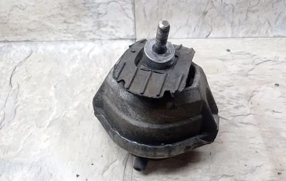 BMW 5 E60 E61 Engine mount bracket 6769874