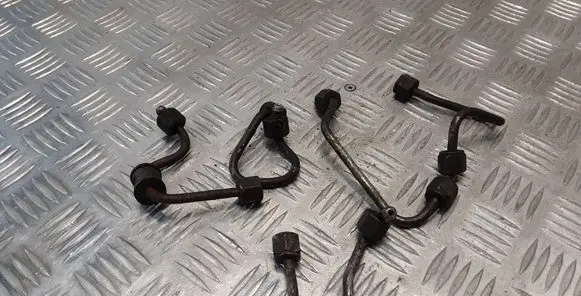 Fuel injector supply line/pipe