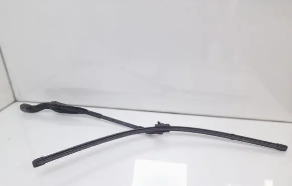 Mercedes-Benz E W211 Front wiper blade arm A2118200344