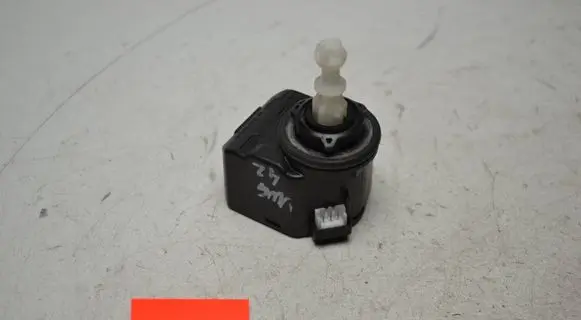 Volkswagen Golf V Headlight level adjustment motor 00883000