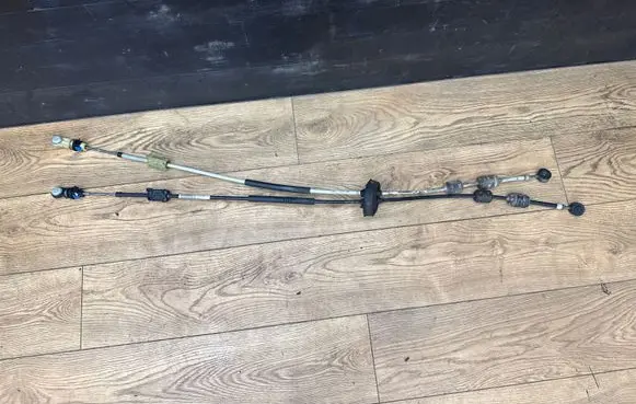 Opel Insignia A Gear shift cable linkage 55560992