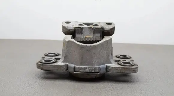 Land Rover Range Rover Evoque L538 Engine mount bracket EJ327M121AD