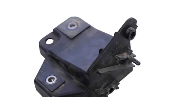 Front bumper mounting bracket
