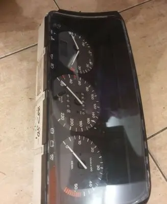 Volkswagen PASSAT B4 Speedometer (instrument cluster) 6160593040 3A0919033C