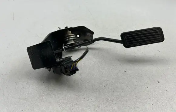 Accelerator throttle pedal