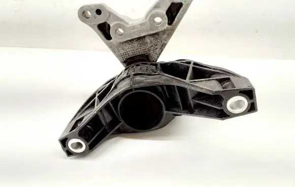 Opel Grandland X Engine mount bracket