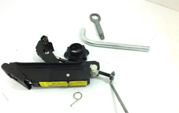 Seat Leon (1M) Spare wheel mounting bracket 