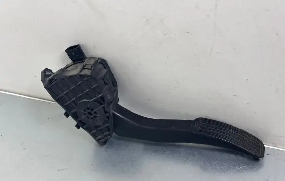 Ford Mondeo MK V Accelerator throttle pedal 697976L