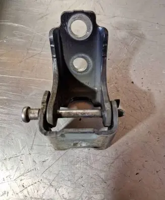 Citroen DS3 Front door upper hinge A075091