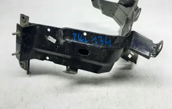 Audi Q7 4M Fender mounting bracket 4M0821138B