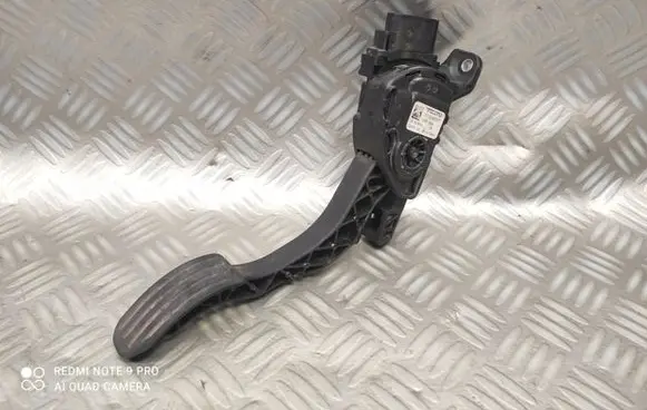 Volvo V60 Accelerator throttle pedal 31329057