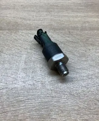 BMW 5 E39 Fuel pressure sensor 0281002405