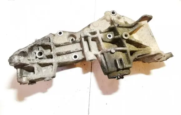 Volkswagen PASSAT B5 Engine mounting bracket
