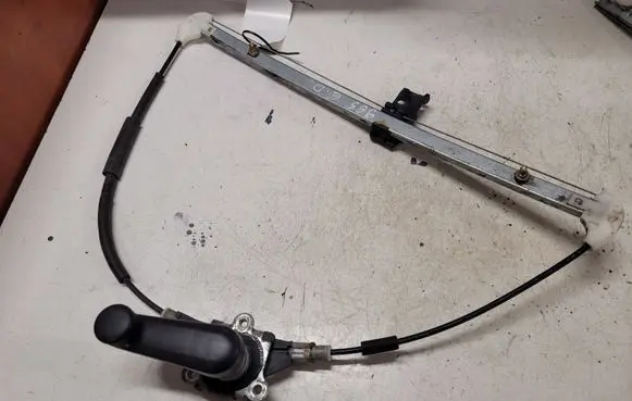 Mazda 5 Front door manual window regulator 