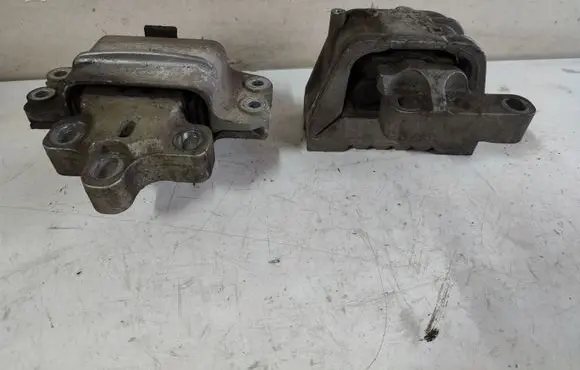 Volkswagen PASSAT B6 Engine mount bracket