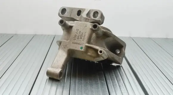 Volkswagen Tiguan Engine mount bracket 5N0199262F