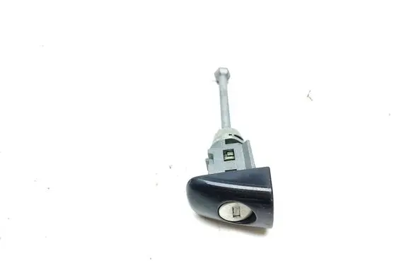Peugeot 208 I Front door lock (next to the handle) 