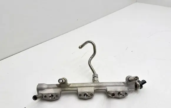 BMW 1 F40 Fuel main line pipe 8665631