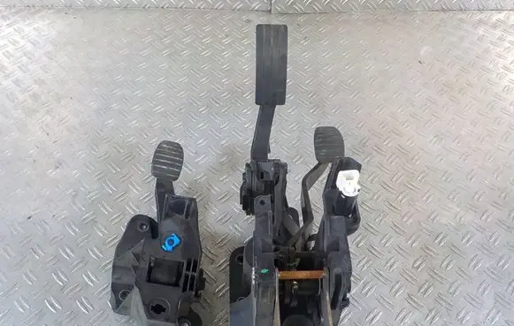 Renault Twingo III Pedal assembly 465030341R A4532900500 143130342