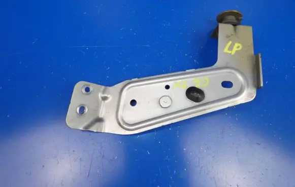 Volvo XC90 Fender mounting bracket