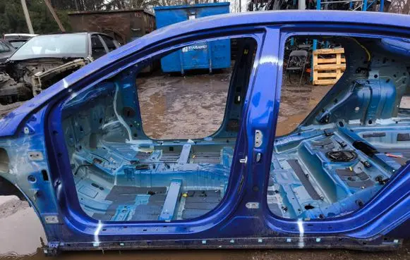 Hyundai Ioniq Pillar (middle) 