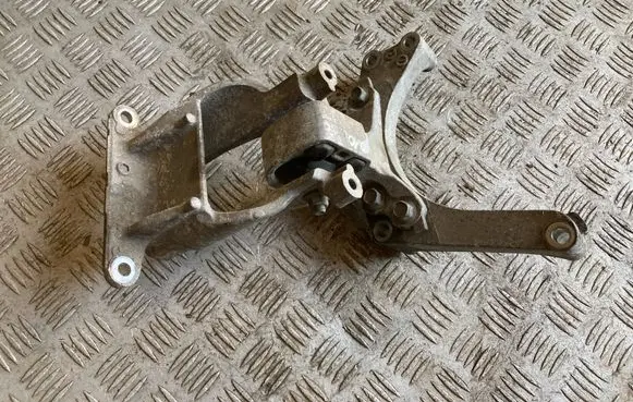Subaru Outback Engine mounting bracket